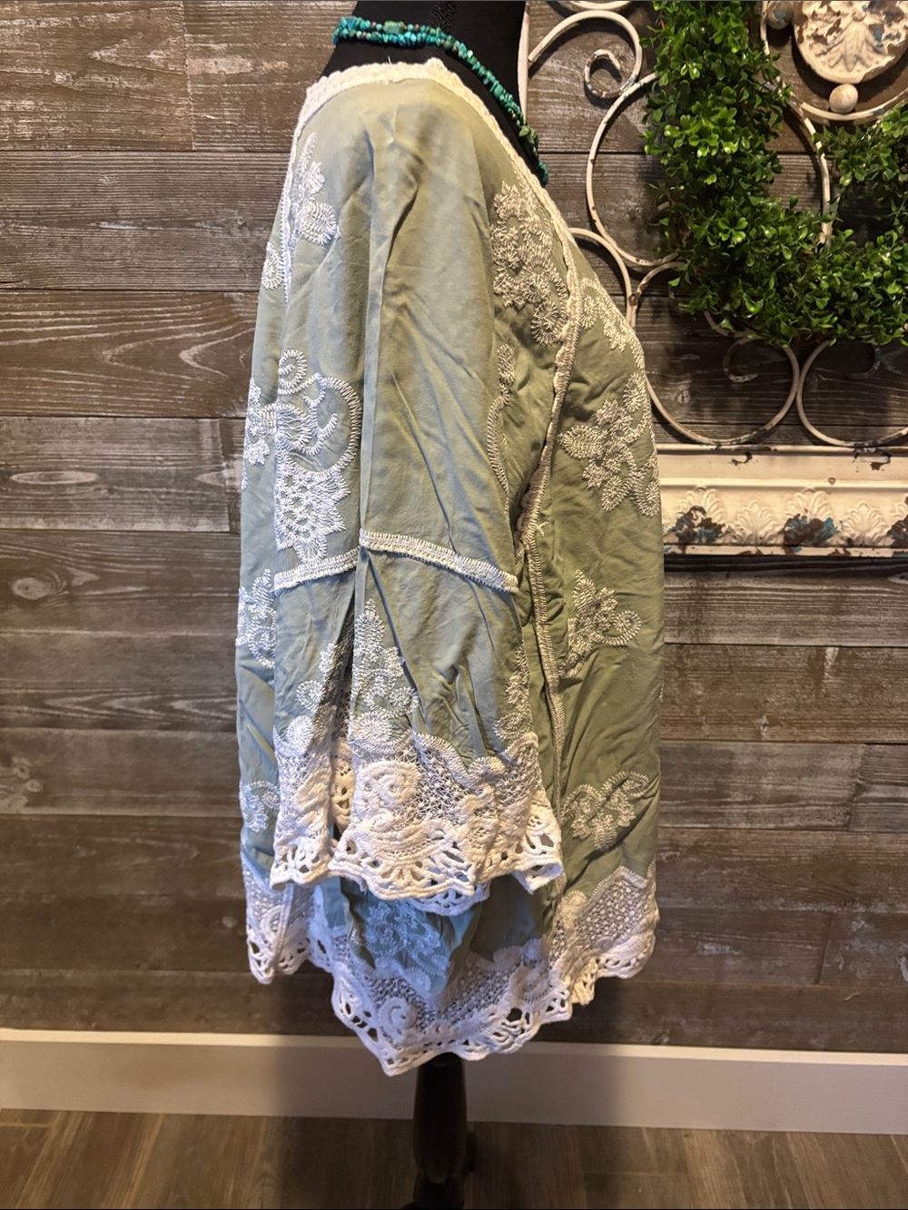 Democracy (2X) Women’s Sage Green and White Lace Embroidered Tunic Top - Picture 7 of 9